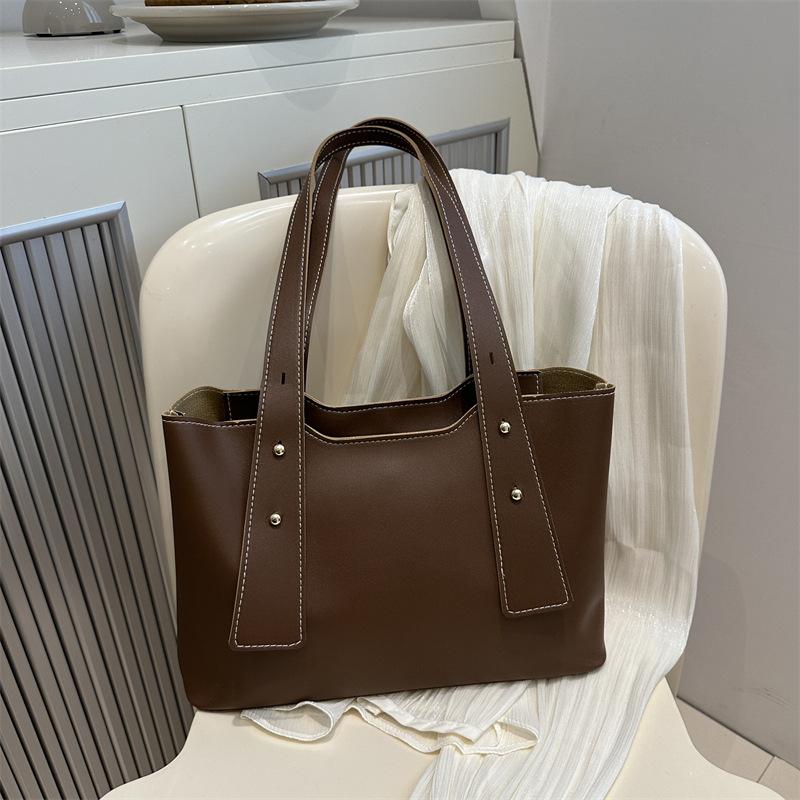 High-value large-capacity handbag 2025 summer new versatile ins shoulder underarm bag tote bag tide коричневий
High-value large-capacity handbag 2025 summer new versatile ins shoulder underarm bag tote bag tide коричневий