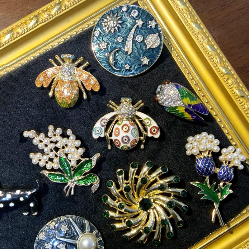 Retro Palace Coat Bee Gem Pin Brooches Exquisite Round Luxury Plant Animal Brooch Female Accessories
Retro Palace Coat Bee Gem Pin Brooches Exquisite Round Luxury Plant Animal Brooch Female Accessories