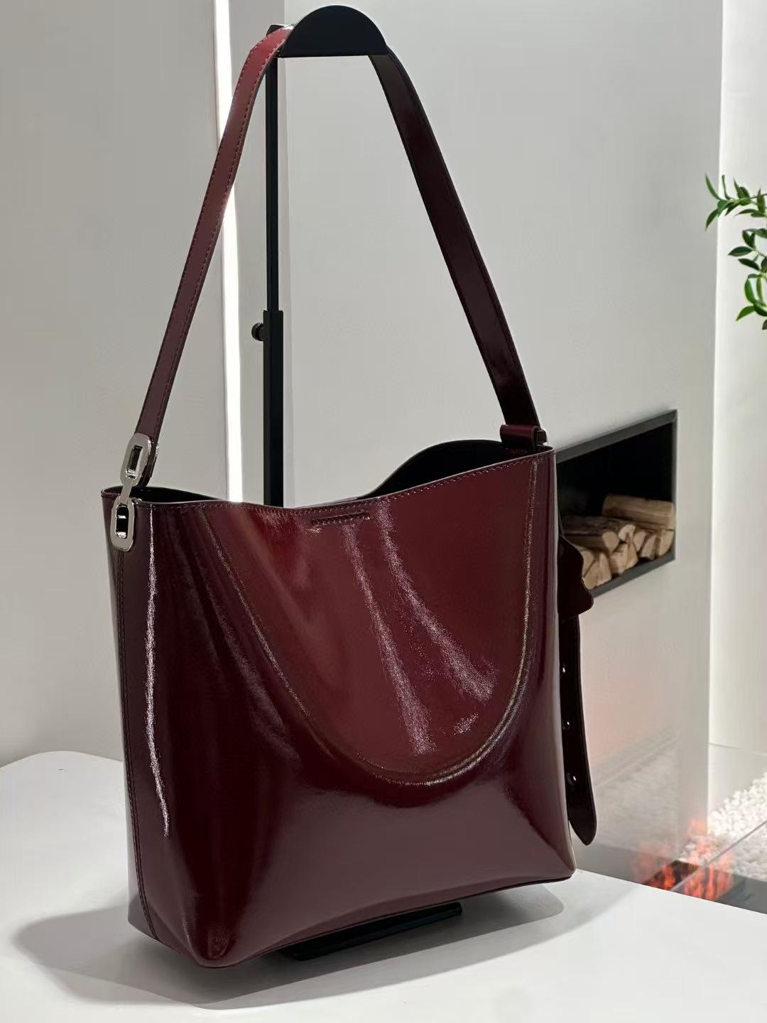 Crystal Vegetable-Tanned Leather Bucket Bag - Women s Genuine Leather Crossbody and Underarm Bag 26x12x26 CM
Crystal Vegetable-Tanned Leather Bucket Bag - Women s Genuine Leather Crossbody and Underarm Bag 26x12x26 CM