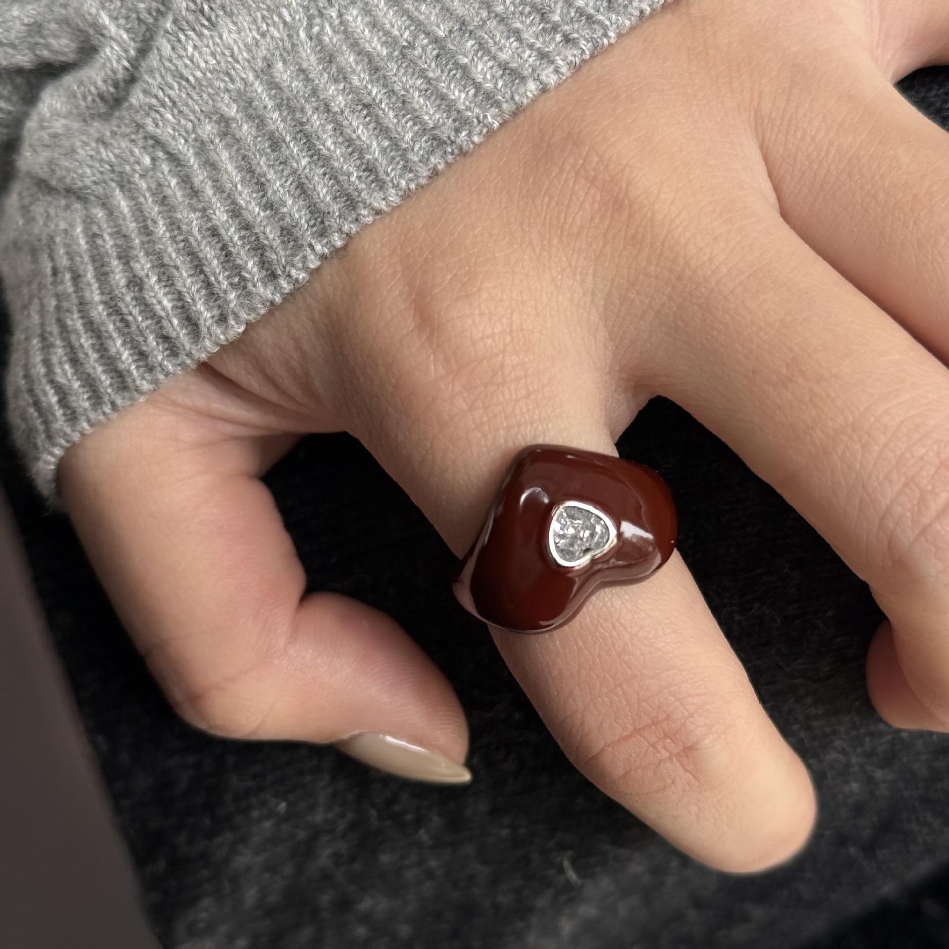 Y2K Korea New Fashion Sweet Punk Heart Ring Adjustable Open Cuff Ring Black White Enamel Rhinestone Valentine s Day Zircon Gift
Y2K Korea New Fashion Sweet Punk Heart Ring Adjustable Open Cuff Ring Black White Enamel Rhinestone Valentine s Day Zircon Gift
