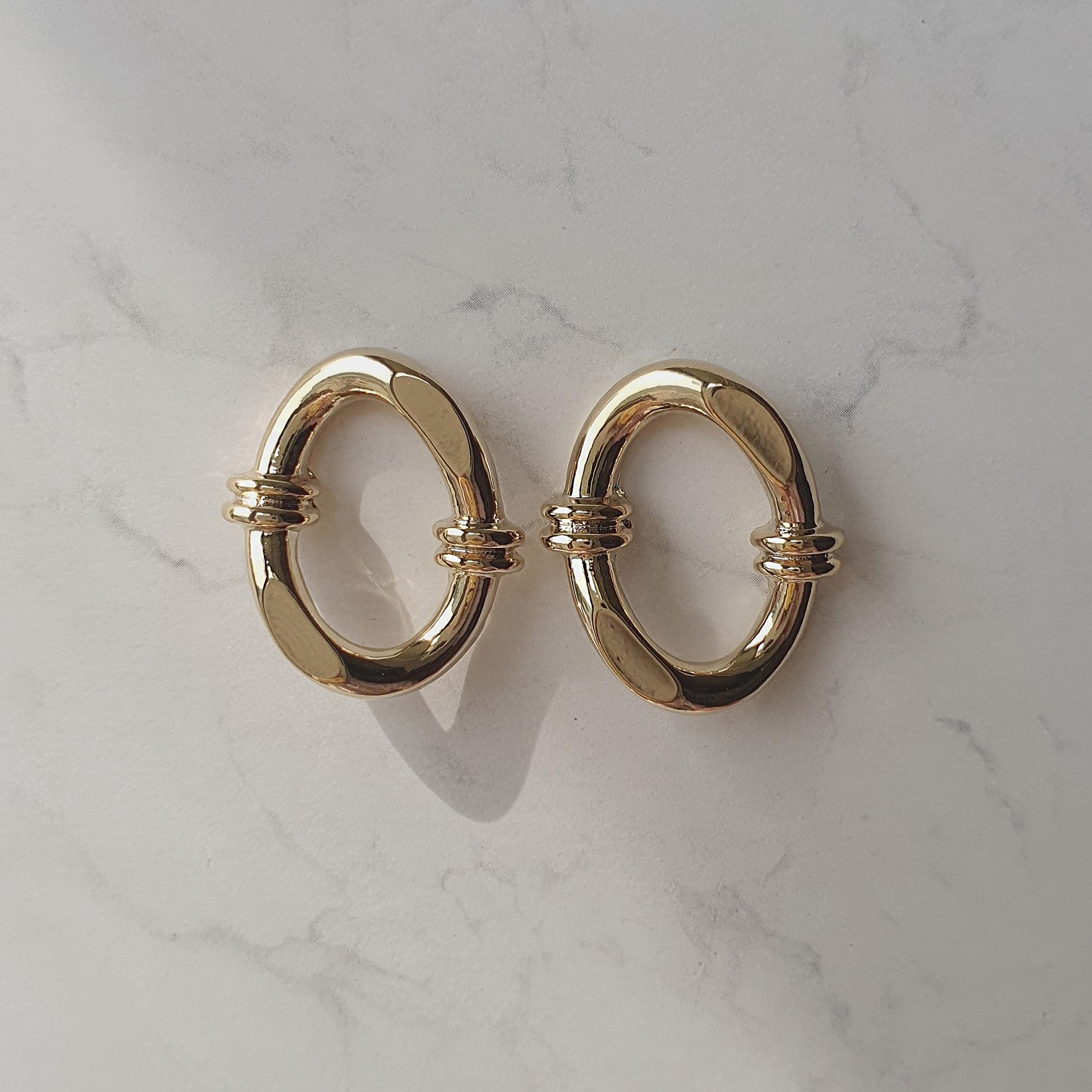 Овальні сережки-кільця з вузлом - золотого кольору золотий
Овальні сережки-кільця з вузлом - золотого кольору золотий