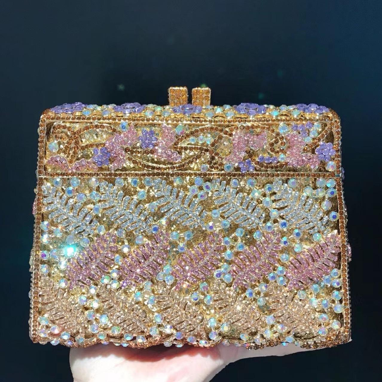 New hollow leaf diamond dinner bag trapezoidal small square box banquet diamond clutch leaf
New hollow leaf diamond dinner bag trapezoidal small square box banquet diamond clutch leaf