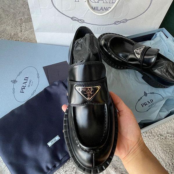 Жіночі туфлі на масивному підборі з натуральної шкіри, вінтажні, з трикутним логотипом, колекція Осінь/Зима 2025 35
Жіночі туфлі на масивному підборі з натуральної шкіри, вінтажні, з трикутним логотипом, колекція Осінь/Зима 2025 35