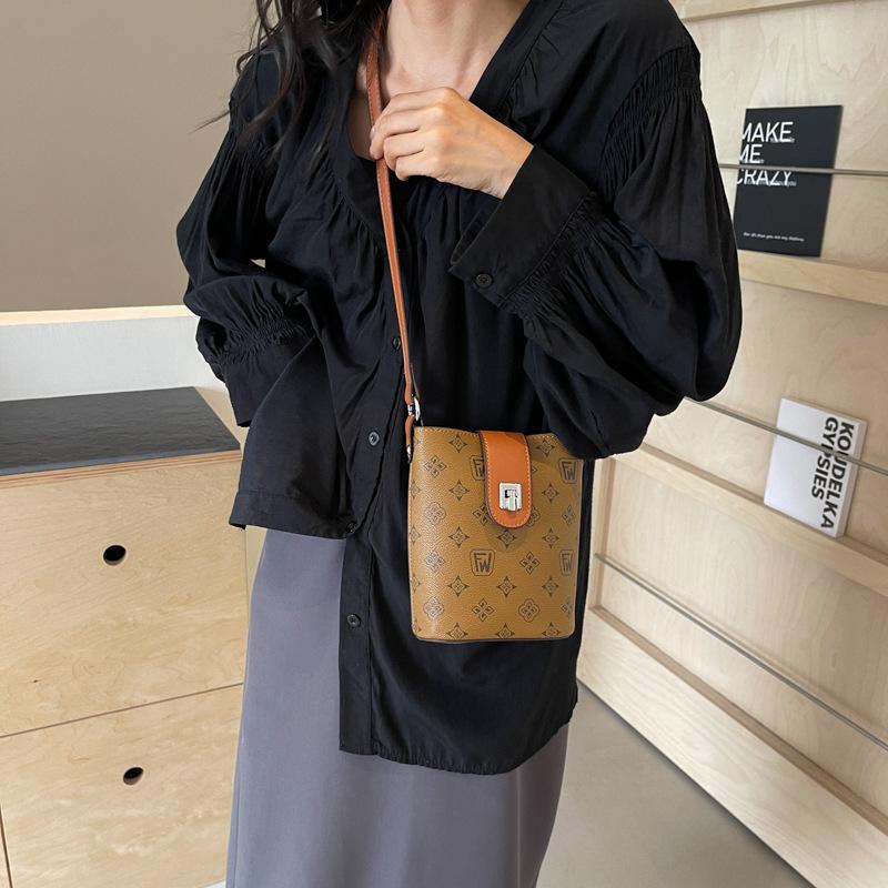 Women s new fashion trend simple atmospheric texture bag daily versatile shoulder messenger bag 15*7*17 темно-коричневого кольору
Women s new fashion trend simple atmospheric texture bag daily versatile shoulder messenger bag 15*7*17 темно-коричневого кольору