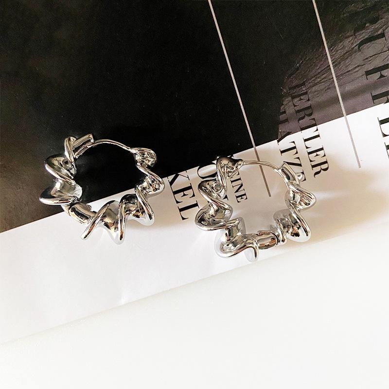 Wave Ear Buckle Women s New Niche Unique Design Earrings Japanese and Korean Temperament Ins Personalized Earrings
Wave Ear Buckle Women s New Niche Unique Design Earrings Japanese and Korean Temperament Ins Personalized Earrings