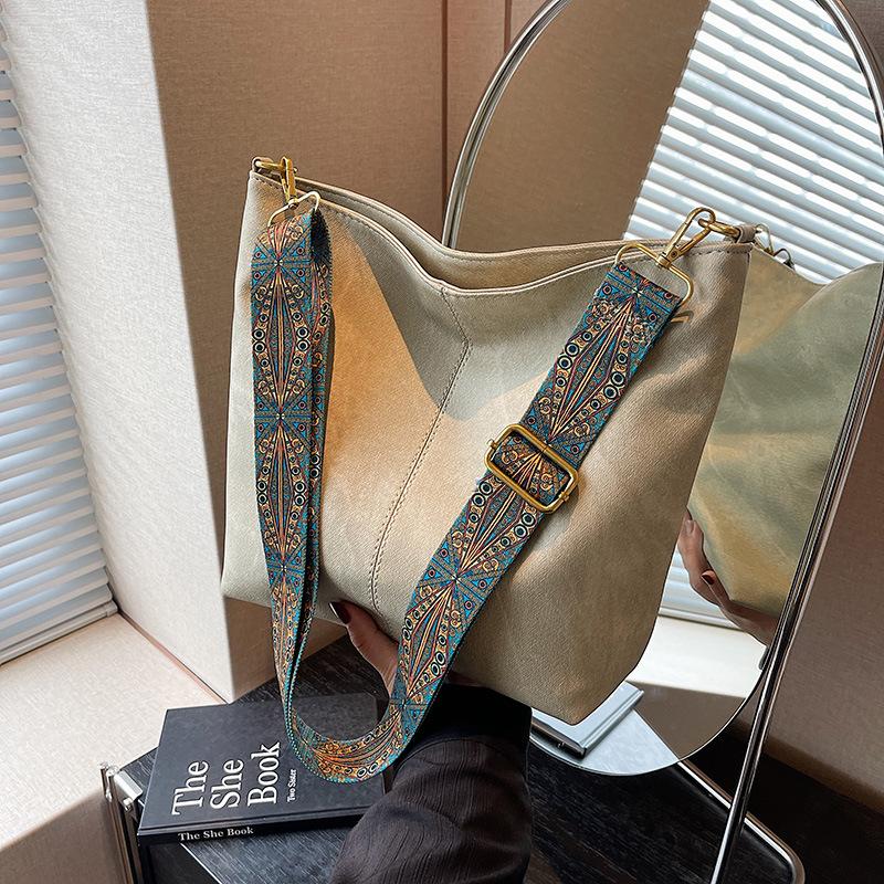 Large-capacity bag, women s new work commuter bag, high-end single shoulder messenger tote bag.
Large-capacity bag, women s new work commuter bag, high-end single shoulder messenger tote bag.