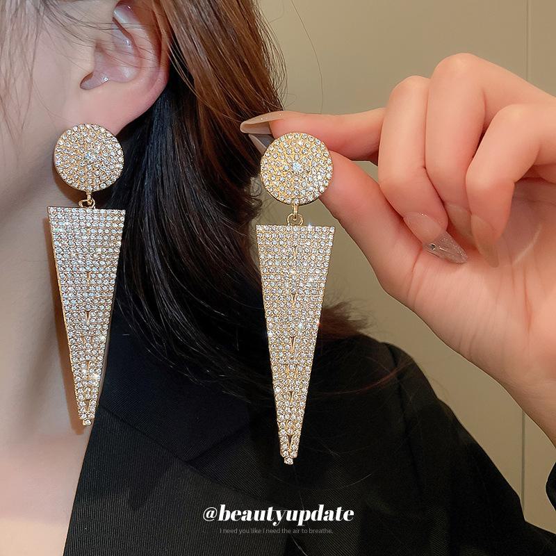Silver Needle Exquisite European Flash Diamond Earrings: Trendy, High-end Geometric Circles and Triangles for Women Silver Needle золотой
Silver Needle Exquisite European Flash Diamond Earrings: Trendy, High-end Geometric Circles and Triangles for Women Silver Needle золотой