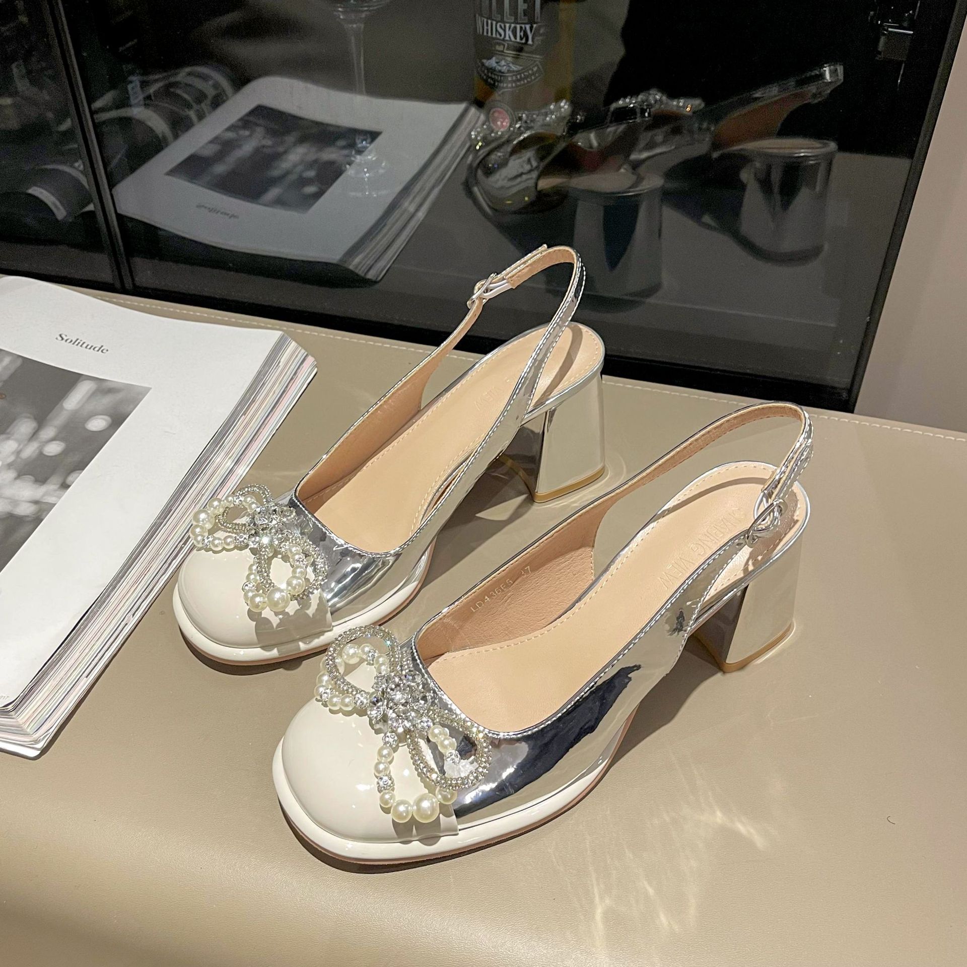 Silver ins French temperament high-heeled sandals women s 2025 summer new light mouth fashion high-end bag head sandals 40 серебряный
Silver ins French temperament high-heeled sandals women s 2025 summer new light mouth fashion high-end bag head sandals 40 серебряный
