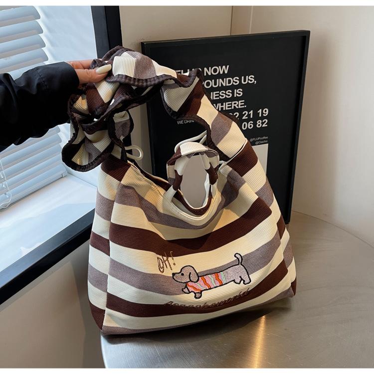 2024 new striped versatile large-capacity foreign-style explosive messenger bag Korean version commuter shoulder tote bag темно-коричневого кольору
2024 new striped versatile large-capacity foreign-style explosive messenger bag Korean version commuter shoulder tote bag темно-коричневого кольору