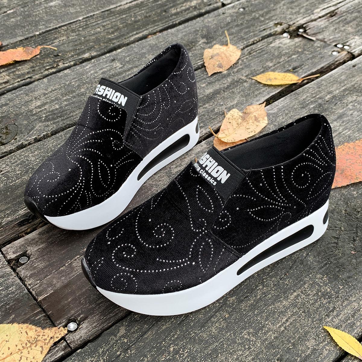 European and American casual large-size fashion single shoes women s 2025 autumn new muffin thick-soled glossy casual single shoes 42 чорний
European and American casual large-size fashion single shoes women s 2025 autumn new muffin thick-soled glossy casual single shoes 42 чорний