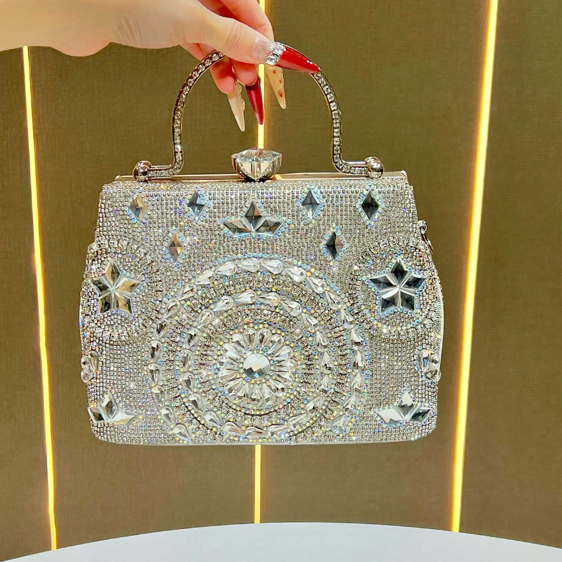 Ladies dinner bag light luxury handbag flash diamond clutch bag high-end chain oblique span women s bag
Ladies dinner bag light luxury handbag flash diamond clutch bag high-end chain oblique span women s bag