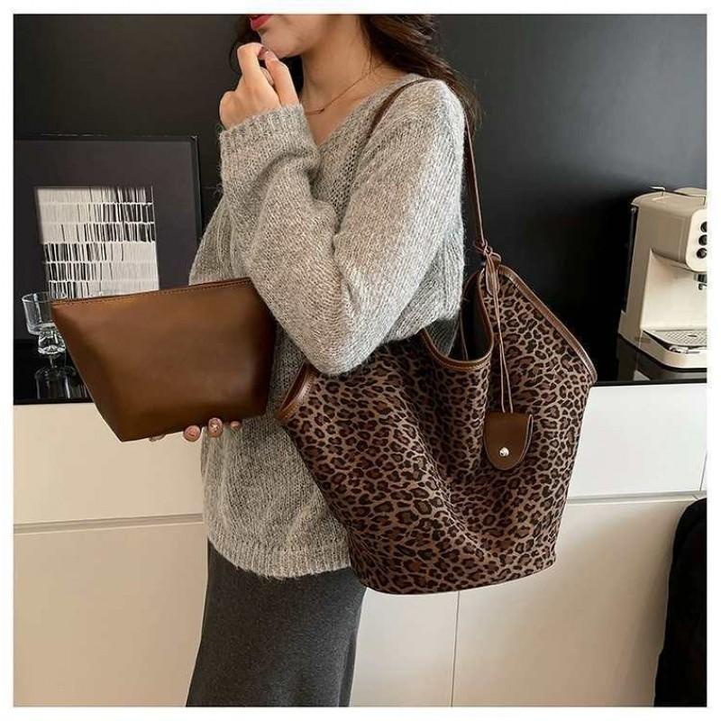 Fashionable Leopard Print Large-capacity Suede Bucket Bag Daily Commuting Shoulder Lazy Niche Design 25x20x36
Fashionable Leopard Print Large-capacity Suede Bucket Bag Daily Commuting Shoulder Lazy Niche Design 25x20x36
