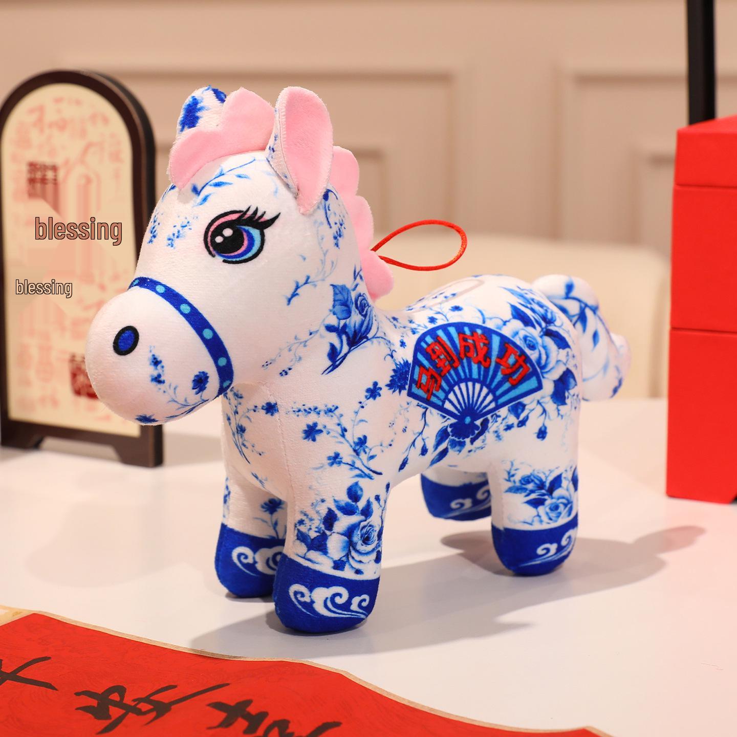 Плюшевый талисман года Лошади - Модный дизайн в стиле бумажной резки для ежегодных корпоративных мероприятий 12.8cm
Плюшевый талисман года Лошади - Модный дизайн в стиле бумажной резки для ежегодных корпоративных мероприятий 12.8cm