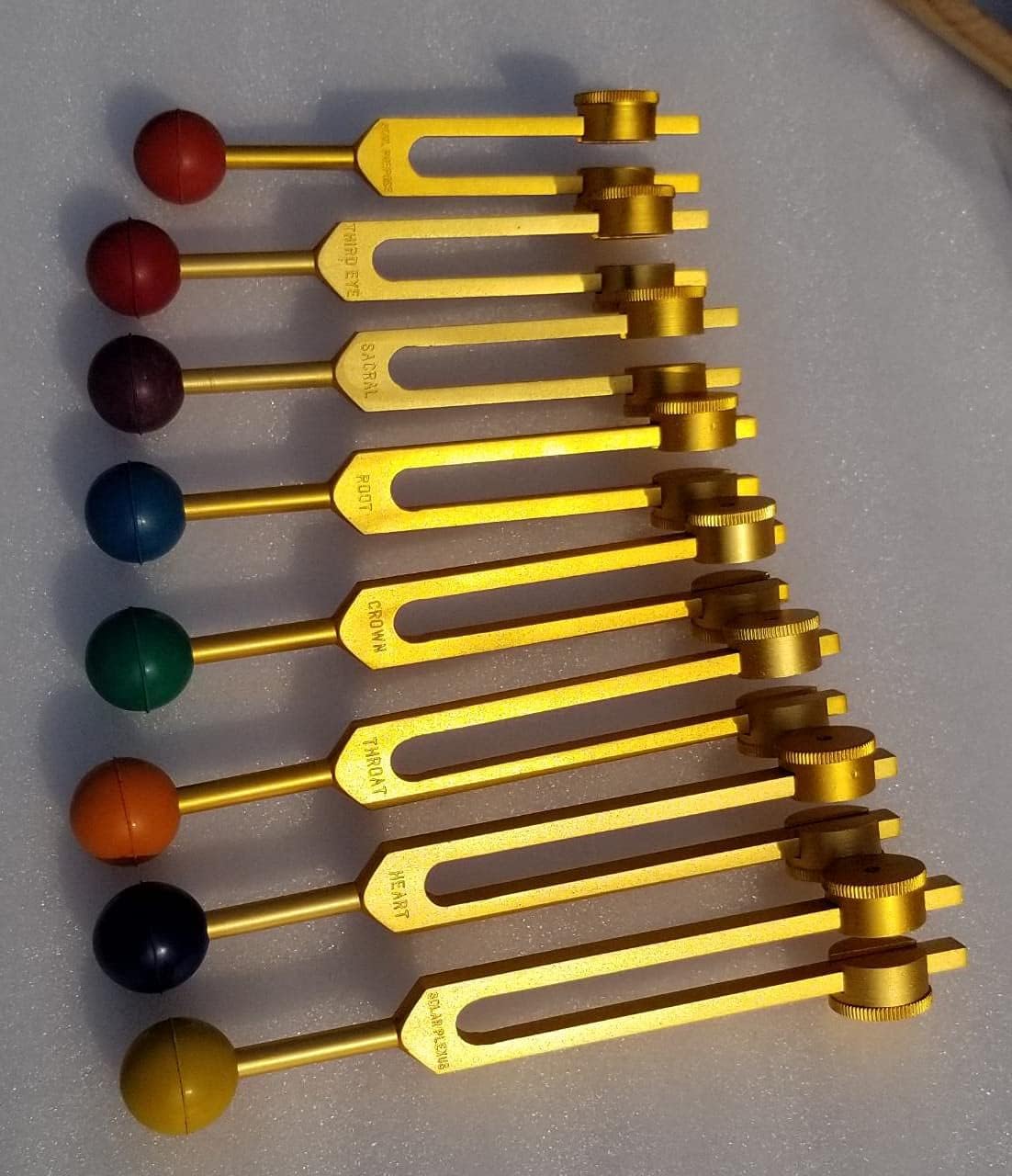 KASHSURG Tunning Fork Chakra Weighted Gold Set of 8, включаючи оксамитовий мішечок і кольорові кульки Mallet Extra
KASHSURG Tunning Fork Chakra Weighted Gold Set of 8, включаючи оксамитовий мішечок і кольорові кульки Mallet Extra