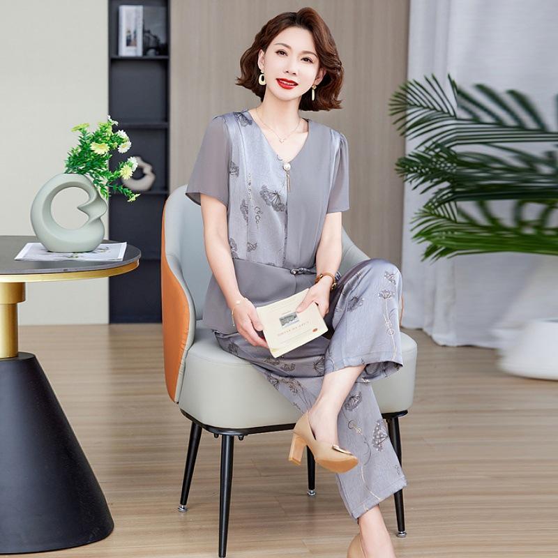 Stylish Summer Fashion Set for Middle-Aged Moms: Plus Size Two-Piece with Loose, Belly-Covering Shirt 3XL
Stylish Summer Fashion Set for Middle-Aged Moms: Plus Size Two-Piece with Loose, Belly-Covering Shirt 3XL