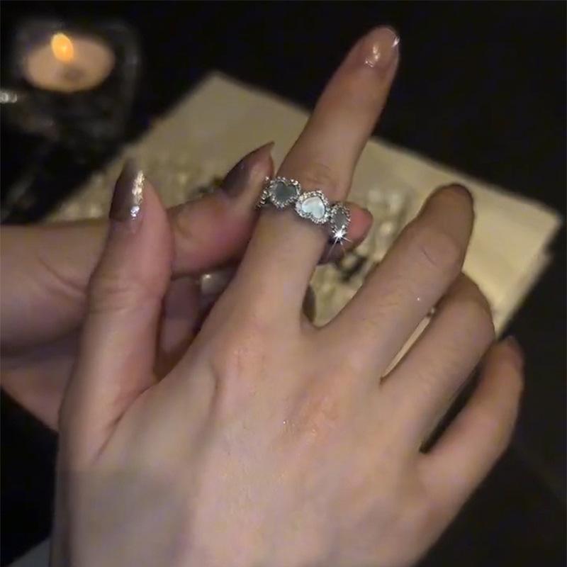 Diamond-set love fritillary ring, fashionable and simple open index finger ring, niche high-end jewelry
Diamond-set love fritillary ring, fashionable and simple open index finger ring, niche high-end jewelry