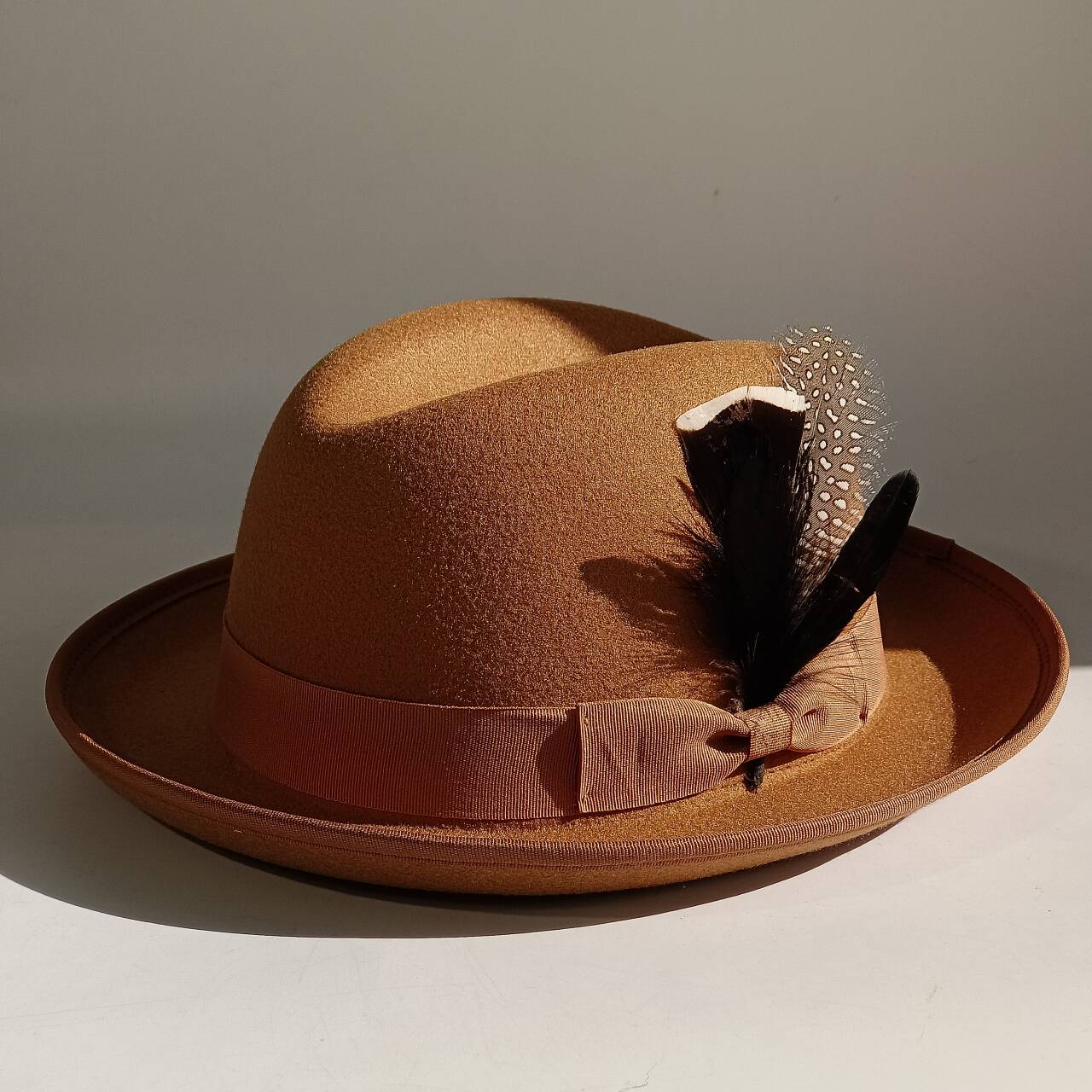 Men s feather-decorated fedora/Panama hat, fashionable and trendy outdoor sun hat, party accessory, elegant headwear. M56-58CM
Men s feather-decorated fedora/Panama hat, fashionable and trendy outdoor sun hat, party accessory, elegant headwear. M56-58CM