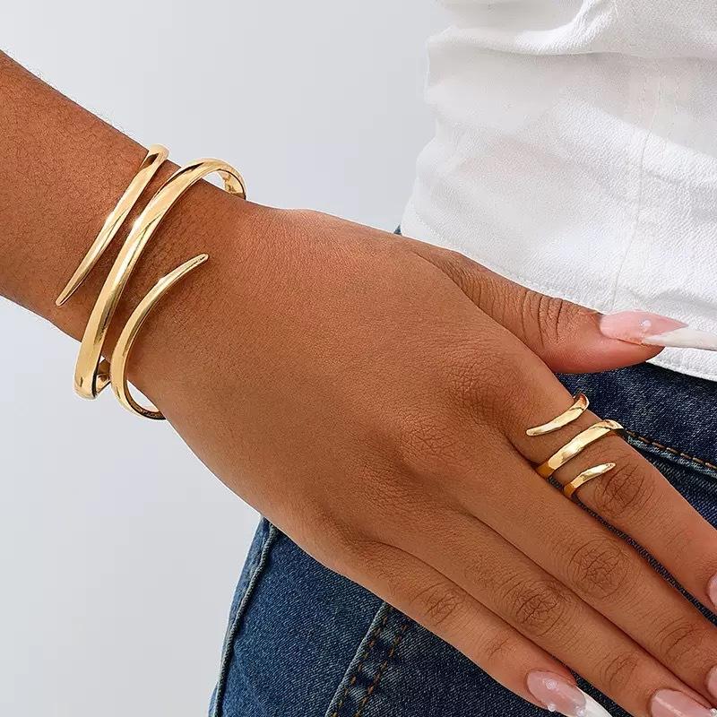 Fashion temperament personalized metal hollow line three-layer winding opening women s ring bracelet set
Fashion temperament personalized metal hollow line three-layer winding opening women s ring bracelet set