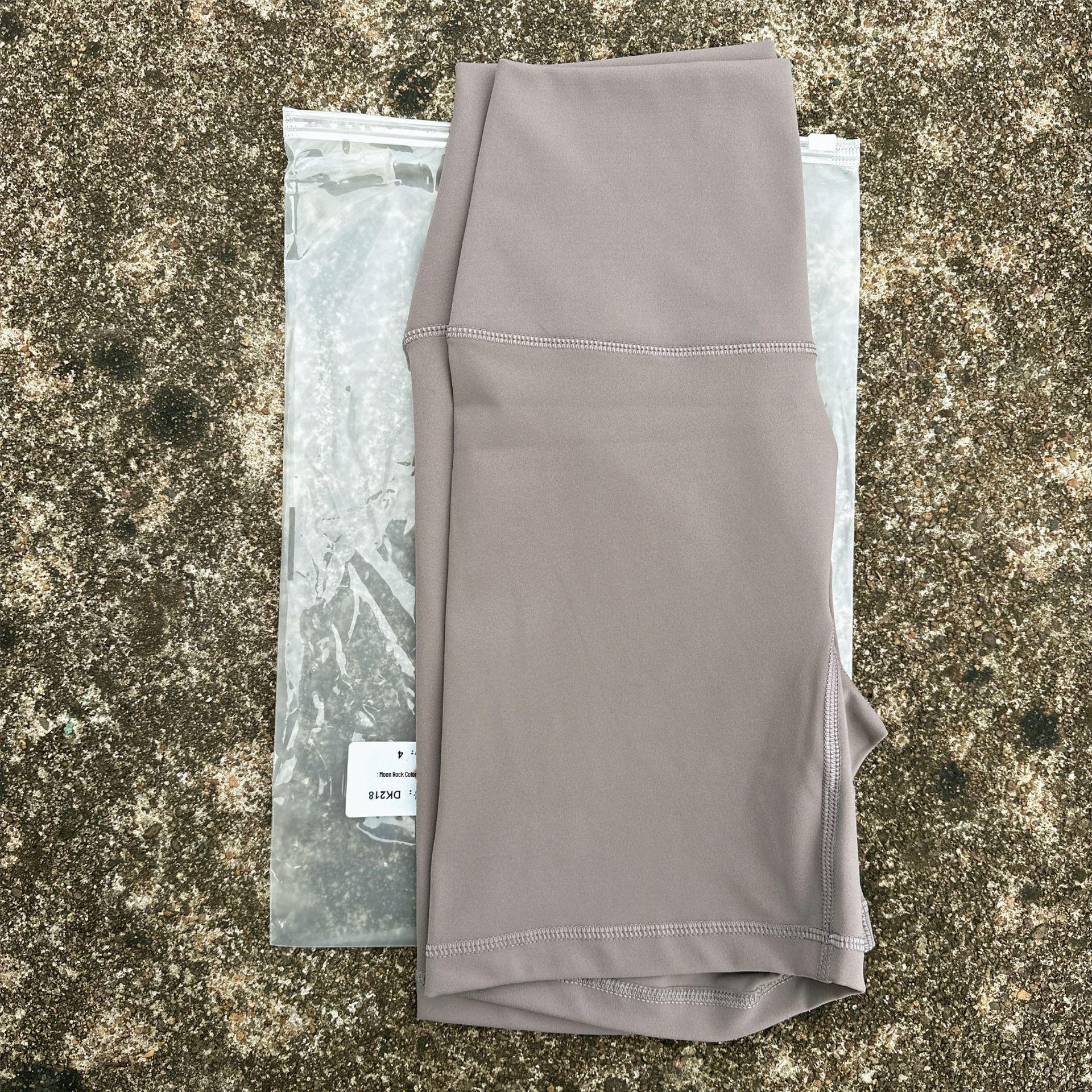 High-Waist Nude Cycling Yoga Shorts - Women s Double-Sided, Breathable, Anti-Exposure Capri with High Elasticity L (55-60 kg)
High-Waist Nude Cycling Yoga Shorts - Women s Double-Sided, Breathable, Anti-Exposure Capri with High Elasticity L (55-60 kg)