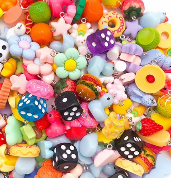 Фиолетовый кулон из смолы брелок с подвесками в виде винограда, ракушки, кошачьей лапки и звезды – аксессуар для украшений своими руками
Фиолетовый кулон из смолы брелок с подвесками в виде винограда, ракушки, кошачьей лапки и звезды – аксессуар для украшений своими руками