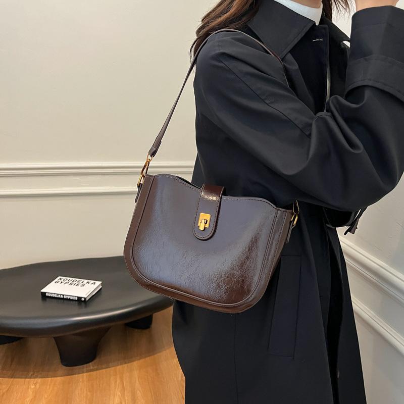 2025 новая мода кожа с масляной восковой пропиткой полукруглая сумка женская легкая роскошная цепочка на плечо нишевая сумка-мессенджер сумка-седло тренд 23*9*18
2025 новая мода кожа с масляной восковой пропиткой полукруглая сумка женская легкая роскошная цепочка на плечо нишевая сумка-мессенджер сумка-седло тренд 23*9*18