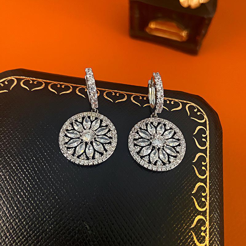 Круглые каффы с бриллиантами класса люкс – Модные ретро-роскошные серьги для женщин
Круглые каффы с бриллиантами класса люкс – Модные ретро-роскошные серьги для женщин