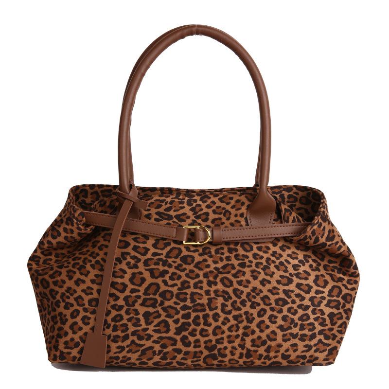 Niche leopard print tote bag women s bag high-end texture foreign style handbag casual shoulder armpit bag жёлтый
Niche leopard print tote bag women s bag high-end texture foreign style handbag casual shoulder armpit bag жёлтый