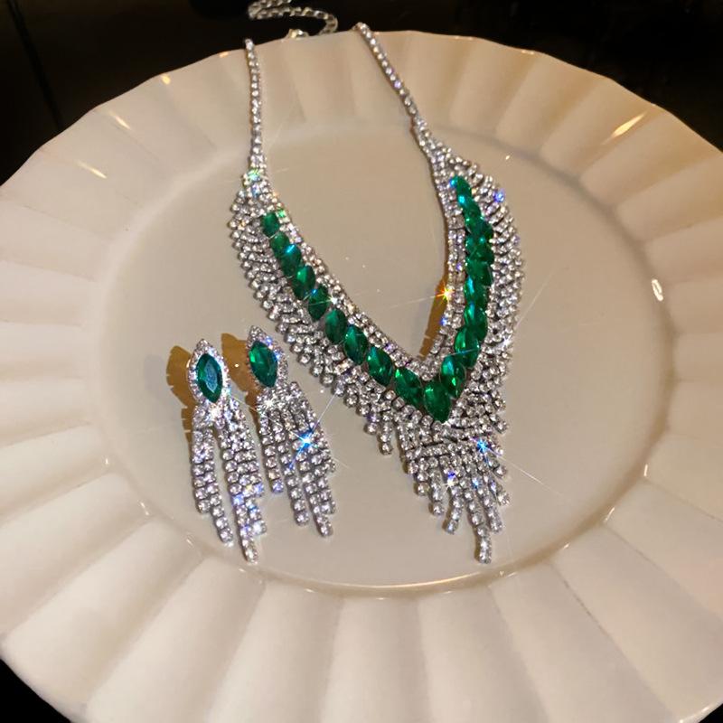 Retro diamond-encrusted fringed geometric necklace European and American fashion versatile collarbone chain niche light luxury temperament jewelry
Retro diamond-encrusted fringed geometric necklace European and American fashion versatile collarbone chain niche light luxury temperament jewelry