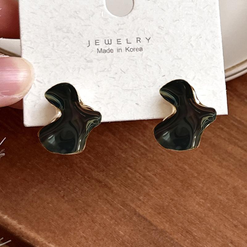2025 New Trend Enamel Cloud Shape Women s Stud Earrings Pink Purple White Black Green Glaze Irregular Small Unusual Earrings
2025 New Trend Enamel Cloud Shape Women s Stud Earrings Pink Purple White Black Green Glaze Irregular Small Unusual Earrings