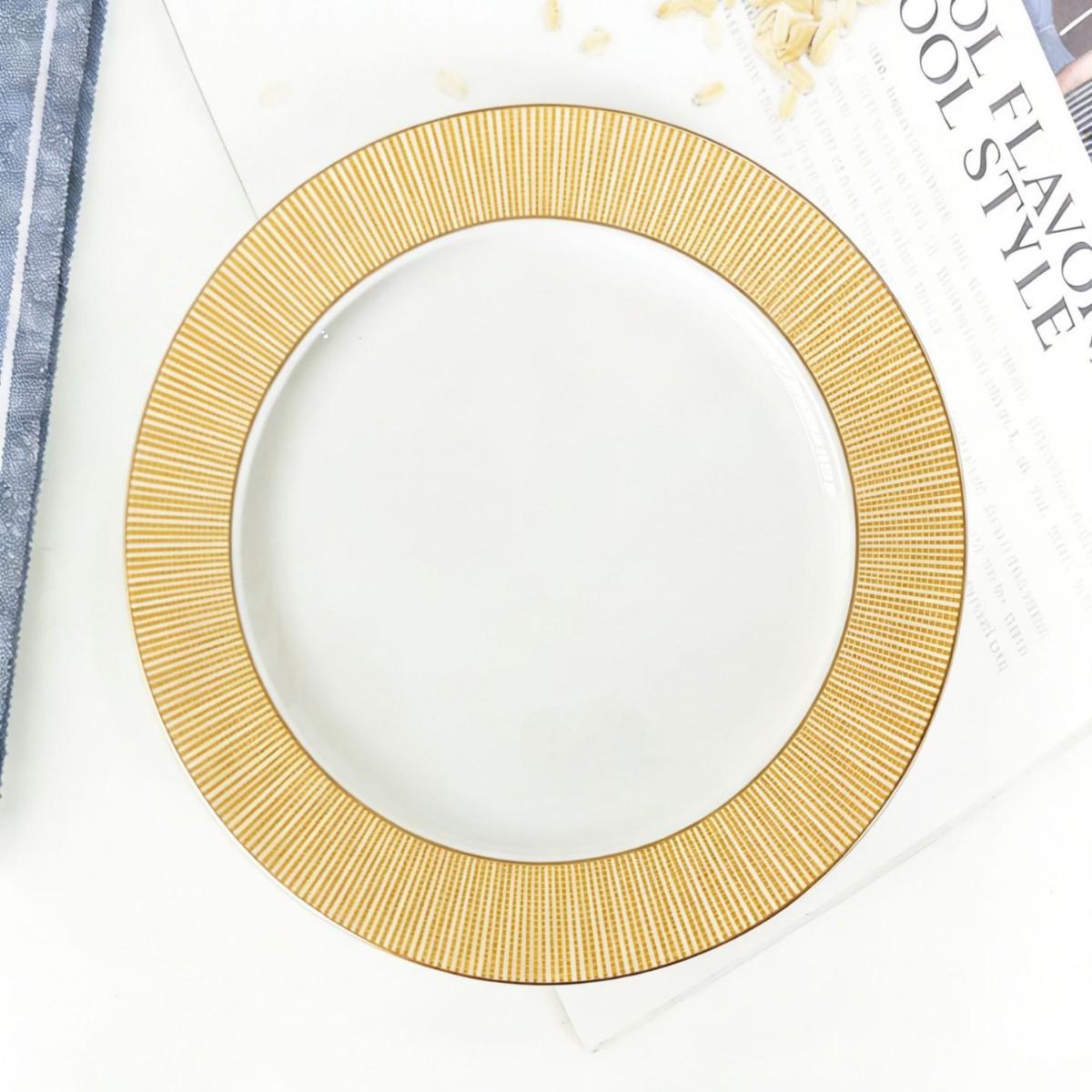 Elegant Western Ceramic Dish Set with Gold-Edged Plates, Knife, and Fork for Steak Dinner.
Elegant Western Ceramic Dish Set with Gold-Edged Plates, Knife, and Fork for Steak Dinner.