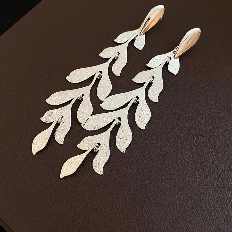 European and American silver needle metal pleated leaf fringed earrings fashionable simple stud earrings light luxury high-end earrings women
European and American silver needle metal pleated leaf fringed earrings fashionable simple stud earrings light luxury high-end earrings women