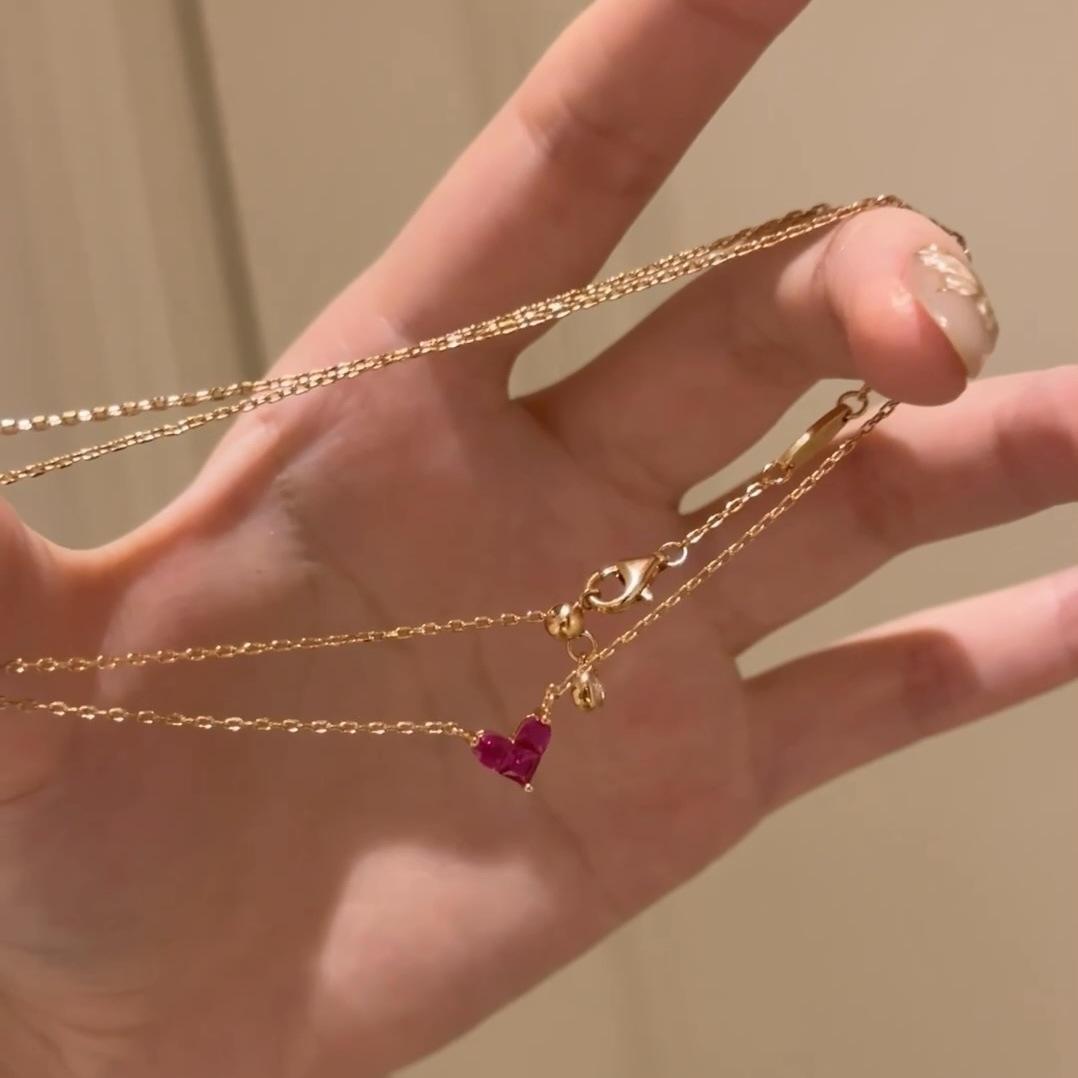 Легкая роскошь, ретро, высококлассное ожерелье с рубином и символом любви, простой дизайн, темпераментная подвеска, универсальная и изысканная женская цепочка на ключицу
Легкая роскошь, ретро, высококлассное ожерелье с рубином и символом любви, простой дизайн, темпераментная подвеска, универсальная и изысканная женская цепочка на ключицу