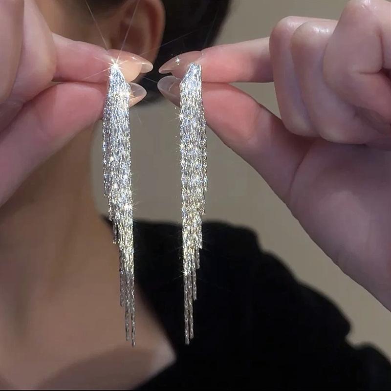 Double-sided fringed earrings temperament niche high-end stud earrings light luxury fashion simple earrings women
Double-sided fringed earrings temperament niche high-end stud earrings light luxury fashion simple earrings women