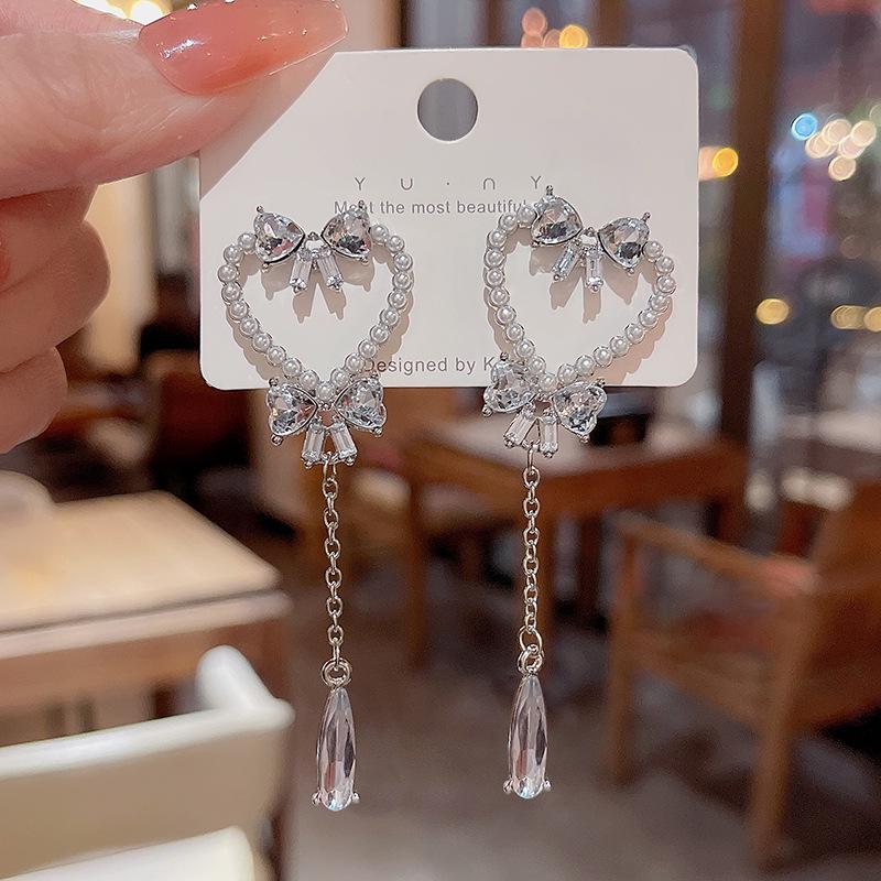 Серьги-кисточки в форме сердца с жемчугом S925 и бантом из циркония
Серьги-кисточки в форме сердца с жемчугом S925 и бантом из циркония