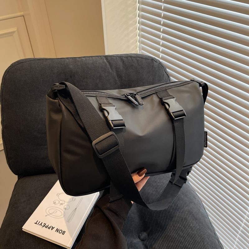Large capacity sports and leisure fitness bag New female student shoulder bag Versatile messenger travel bag
Large capacity sports and leisure fitness bag New female student shoulder bag Versatile messenger travel bag