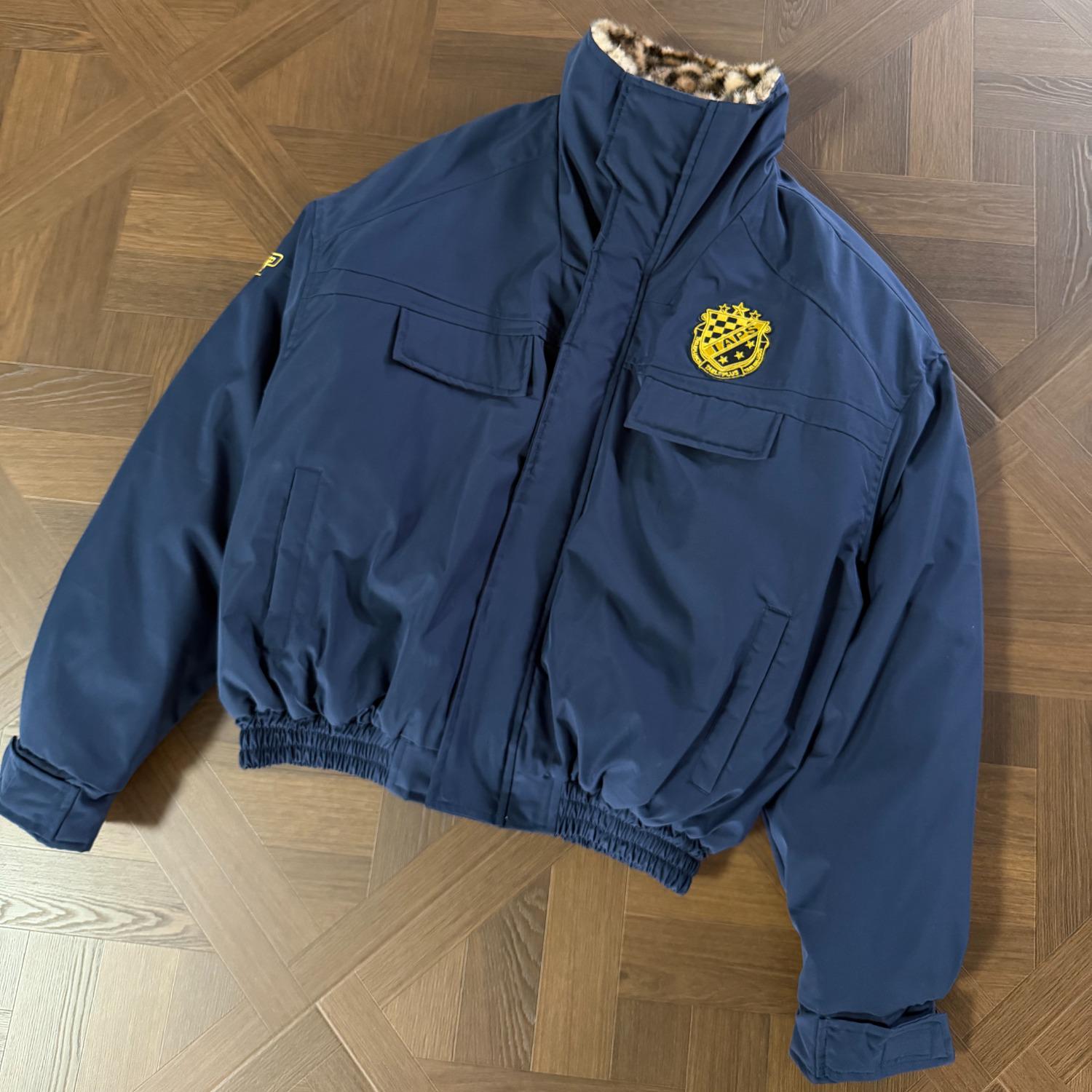 Dark Blue Leopard Print Winter Bomber Jacket with Stand Collar and Thick Velvet Lining XXL темно-синього кольору
Dark Blue Leopard Print Winter Bomber Jacket with Stand Collar and Thick Velvet Lining XXL темно-синього кольору