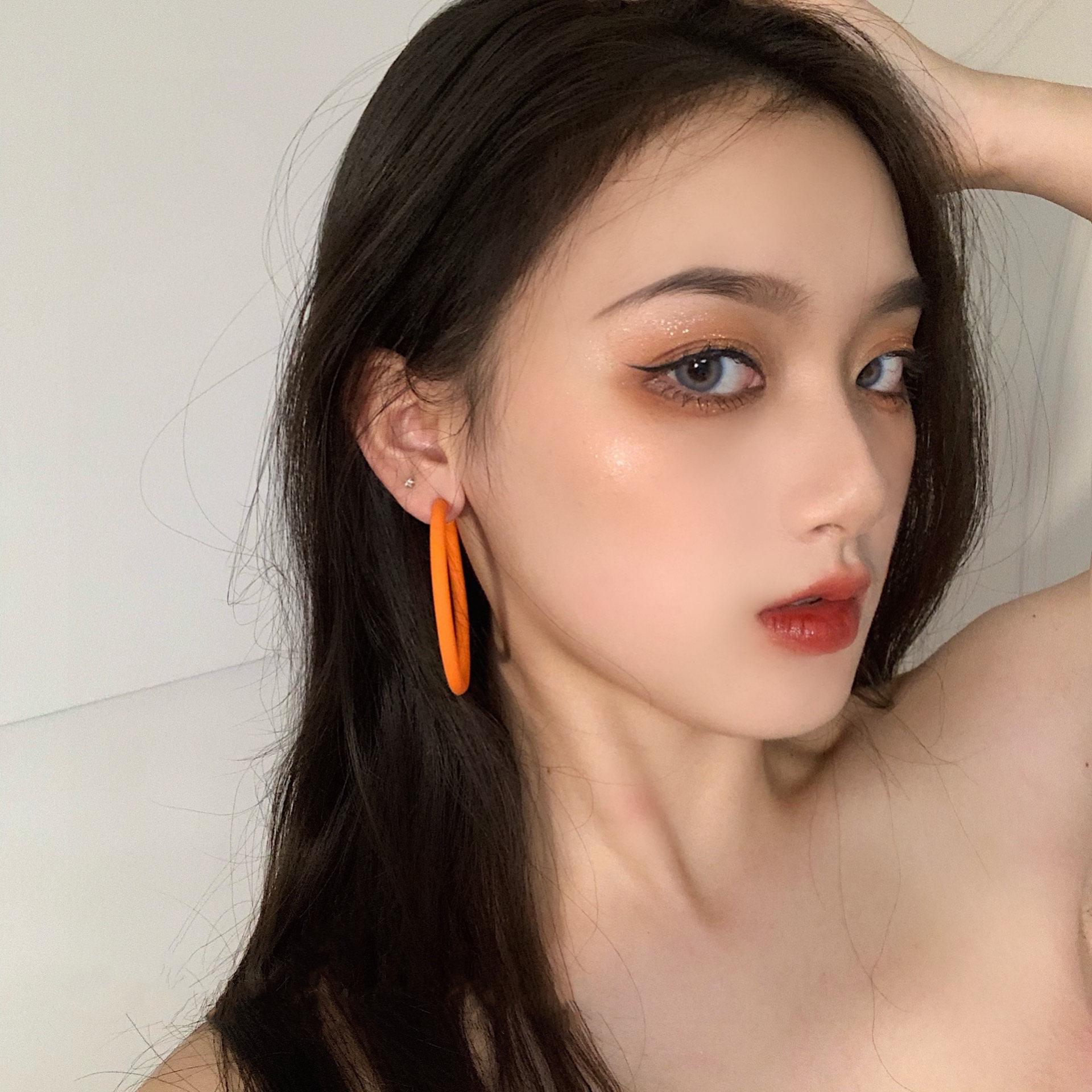 2024 Модные корейские яркие серьги-кольца в форме цветных кругов для женщин – смелый, современный стиль
2024 Модные корейские яркие серьги-кольца в форме цветных кругов для женщин – смелый, современный стиль