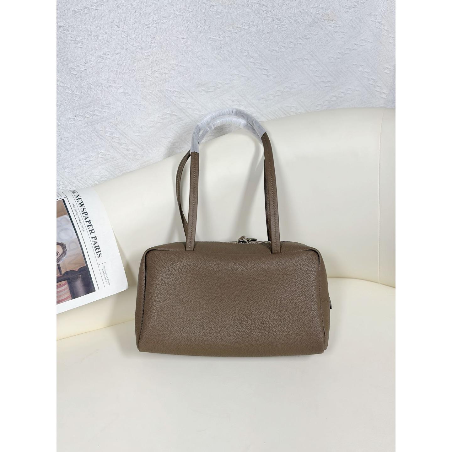Top layer cowhide Astra bowling bag large capacity leather commuter shoulder bag minimalist premium bag 30*10*19cm blank
Top layer cowhide Astra bowling bag large capacity leather commuter shoulder bag minimalist premium bag 30*10*19cm blank