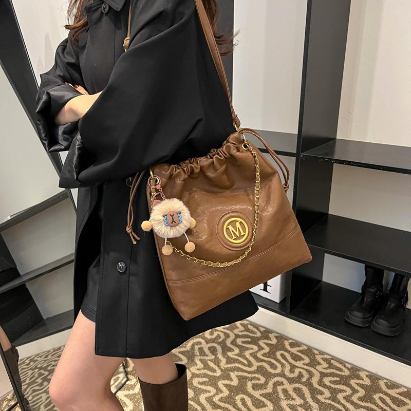 Leisure commuting large-capacity bag women s 2025 new versatile double shoulder backpack shoulder bag messenger bag tote bag 28*8*31
Leisure commuting large-capacity bag women s 2025 new versatile double shoulder backpack shoulder bag messenger bag tote bag 28*8*31