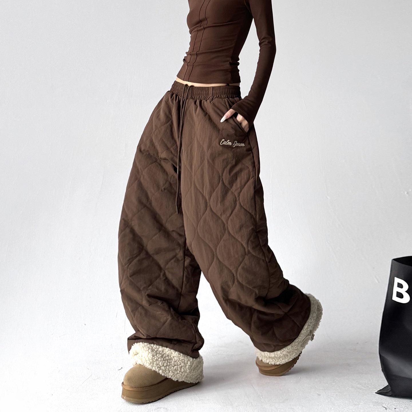 Women s Winter Quilted Cotton Wide-Leg Pants: Warm, Loose, Slimming Drawstring Casual Trousers Large коричневий
Women s Winter Quilted Cotton Wide-Leg Pants: Warm, Loose, Slimming Drawstring Casual Trousers Large коричневий