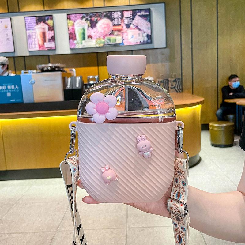 Посуда для напитков Kawaii Небольшая группа девочек может пересечься по диагонали и нести чашку, чтобы выпить бутылку с чистой водой
Посуда для напитков Kawaii Небольшая группа девочек может пересечься по диагонали и нести чашку, чтобы выпить бутылку с чистой водой