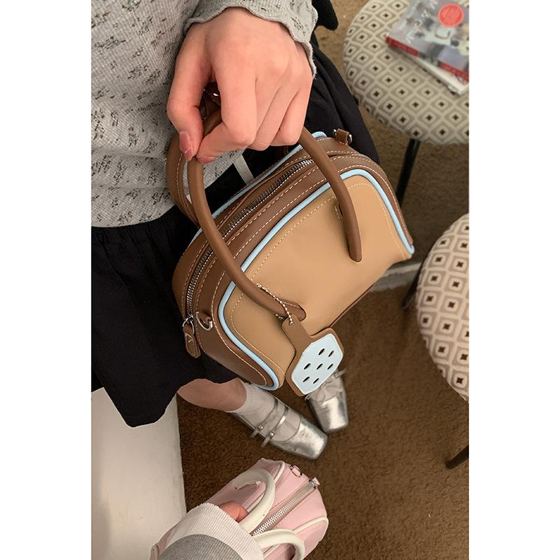 Ручная переноска высококлассная бейсбольная сумка контрастного цвета женская 2025 новая модная повседневная сумка через плечо универсальная женская сумка