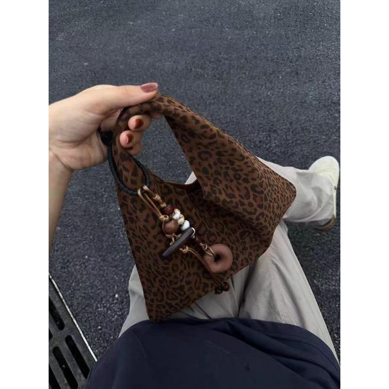 Autumn and winter new niche leopard print design triangle bag versatile commuting large capacity retro shoulder handbag цветной печати леопарда
Autumn and winter new niche leopard print design triangle bag versatile commuting large capacity retro shoulder handbag цветной печати леопарда