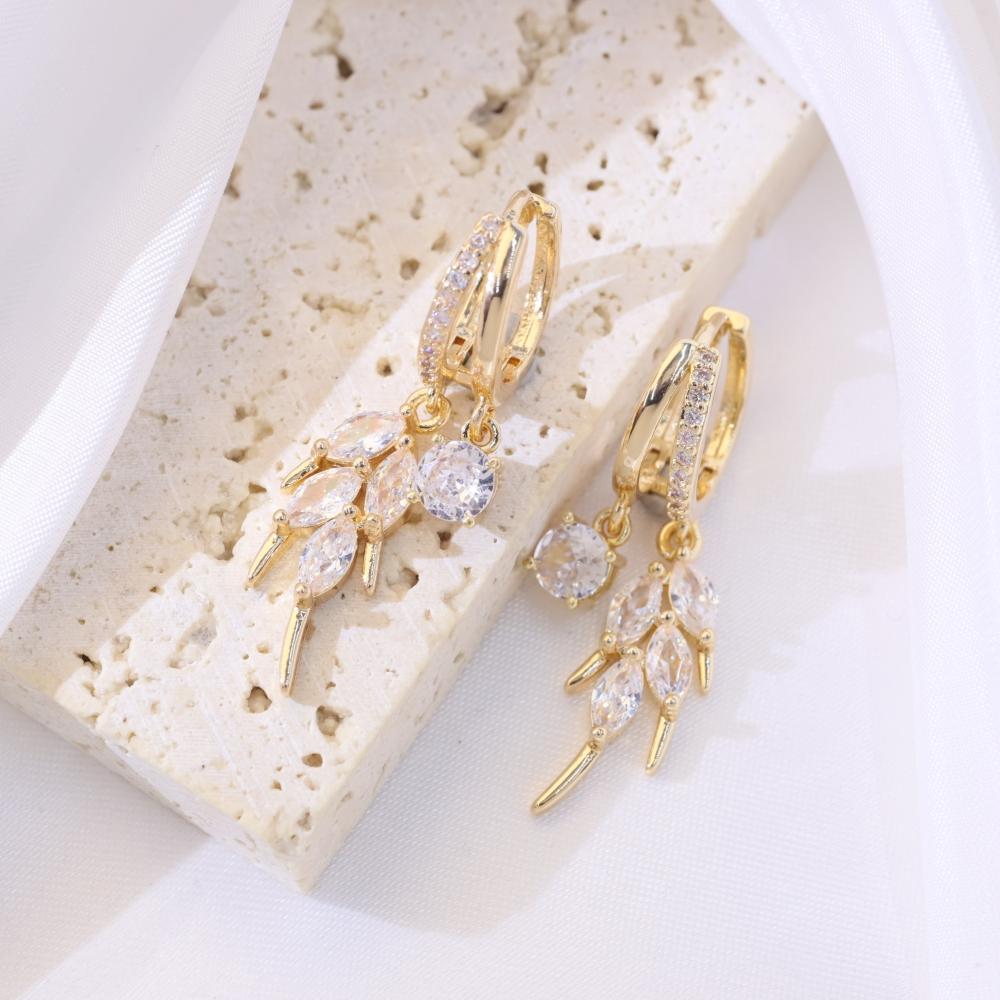 Golden Plated Leaf & Sunflower Drop Earrings with Clear & Orange Zirconia Elegant Dangle Earrings for Women золотий
Golden Plated Leaf & Sunflower Drop Earrings with Clear & Orange Zirconia Elegant Dangle Earrings for Women золотий