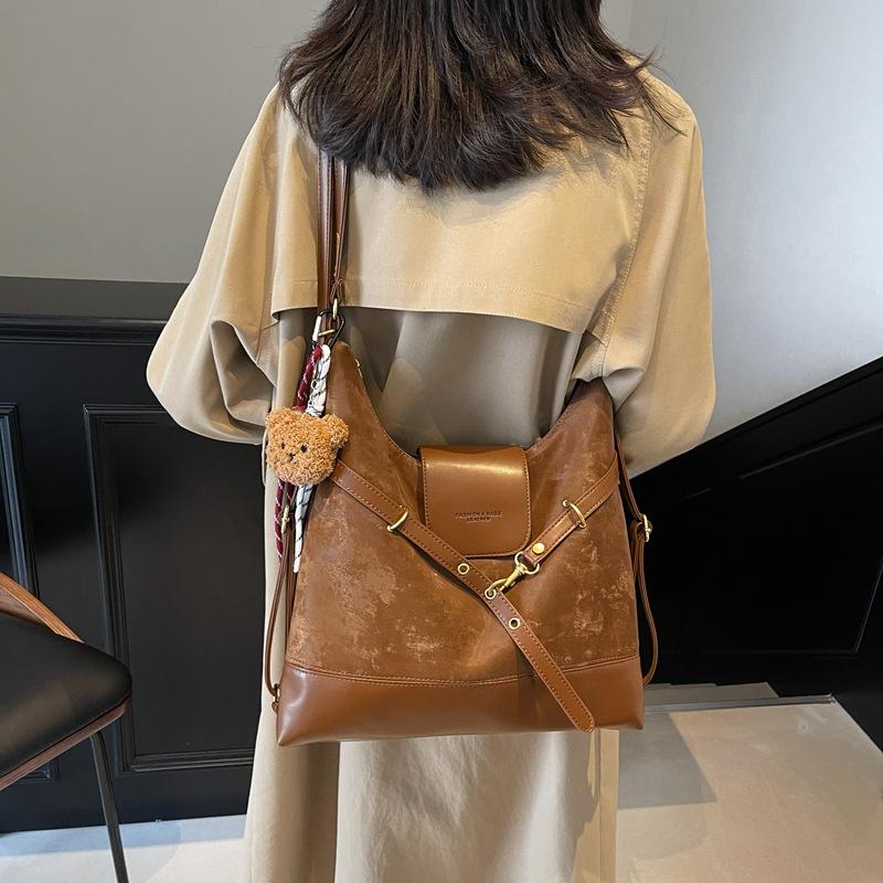 Вместительная матовая сумка-тоут с комбинированной отделкой, новая модель 2025 года, универсальная, для выхода в свет, для поездок на работу, на одно плечо, через плечо, женская сумка 35*13*34
Вместительная матовая сумка-тоут с комбинированной отделкой, новая модель 2025 года, универсальная, для выхода в свет, для поездок на работу, на одно плечо, через плечо, женская сумка 35*13*34