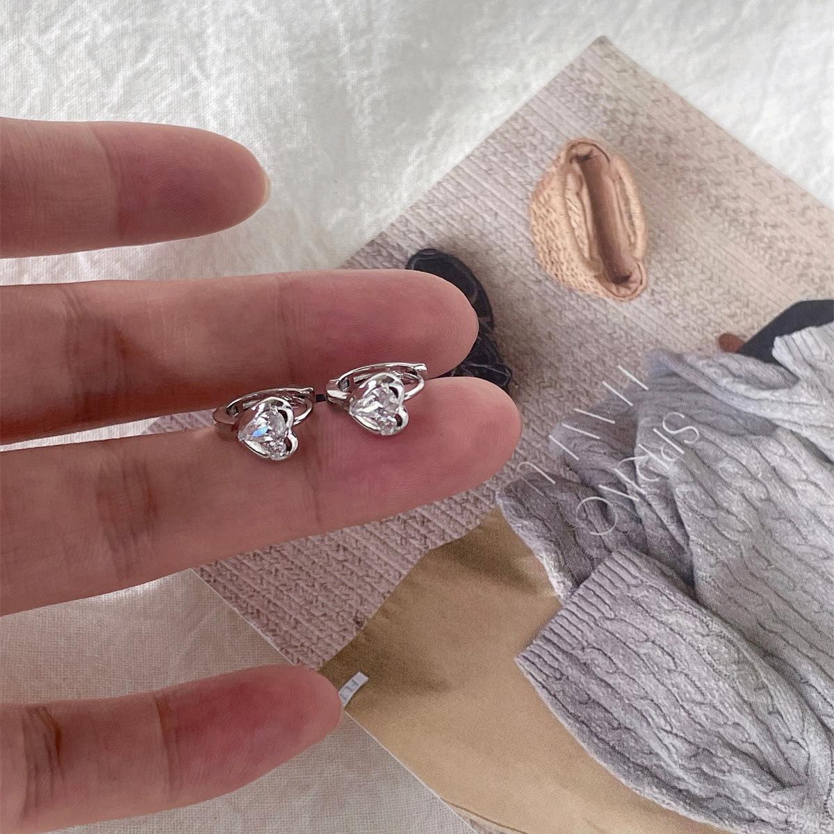 925 Серебряные серьги-игл Love, женские легкие, роскошные, нишевые, высококачественные серьги из циркония, изысканные, универсальные, модные серьги с пряжками 925 silver needle
925 Серебряные серьги-игл Love, женские легкие, роскошные, нишевые, высококачественные серьги из циркония, изысканные, универсальные, модные серьги с пряжками 925 silver needle