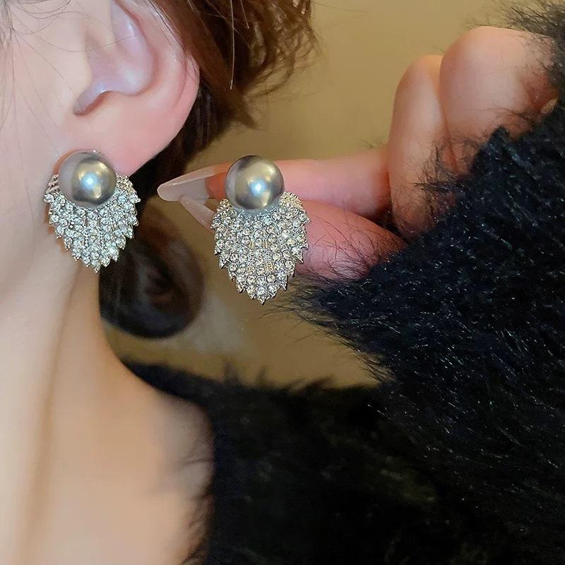 Shiny simulation pearl leaf earrings light luxury bridal wedding stud earrings ear jewelry сірий колір
Shiny simulation pearl leaf earrings light luxury bridal wedding stud earrings ear jewelry сірий колір