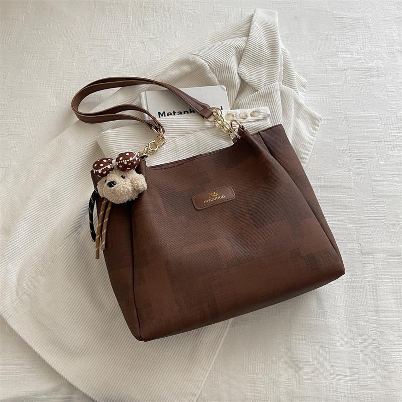 The new Korean version of summer fashion simplicity high value casual foreign large capacity shoulder tote bag women without pendant коричневий
The new Korean version of summer fashion simplicity high value casual foreign large capacity shoulder tote bag women without pendant коричневий