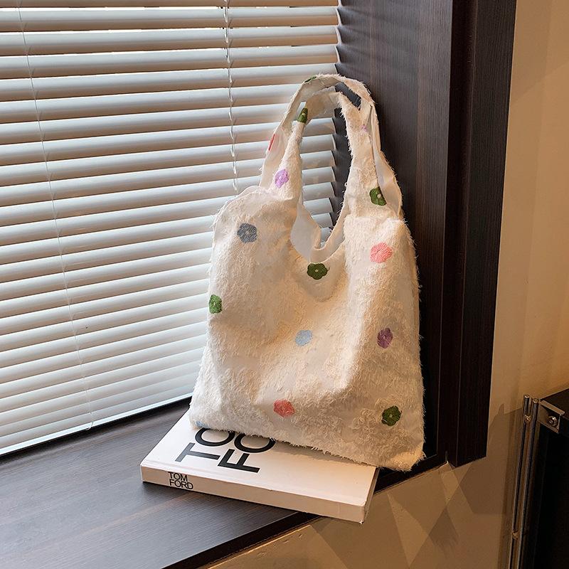 Fashion handbag beautiful personality casual shoulder underarm tote bag women s 2024 new large-capacity commuter bag
Fashion handbag beautiful personality casual shoulder underarm tote bag women s 2024 new large-capacity commuter bag