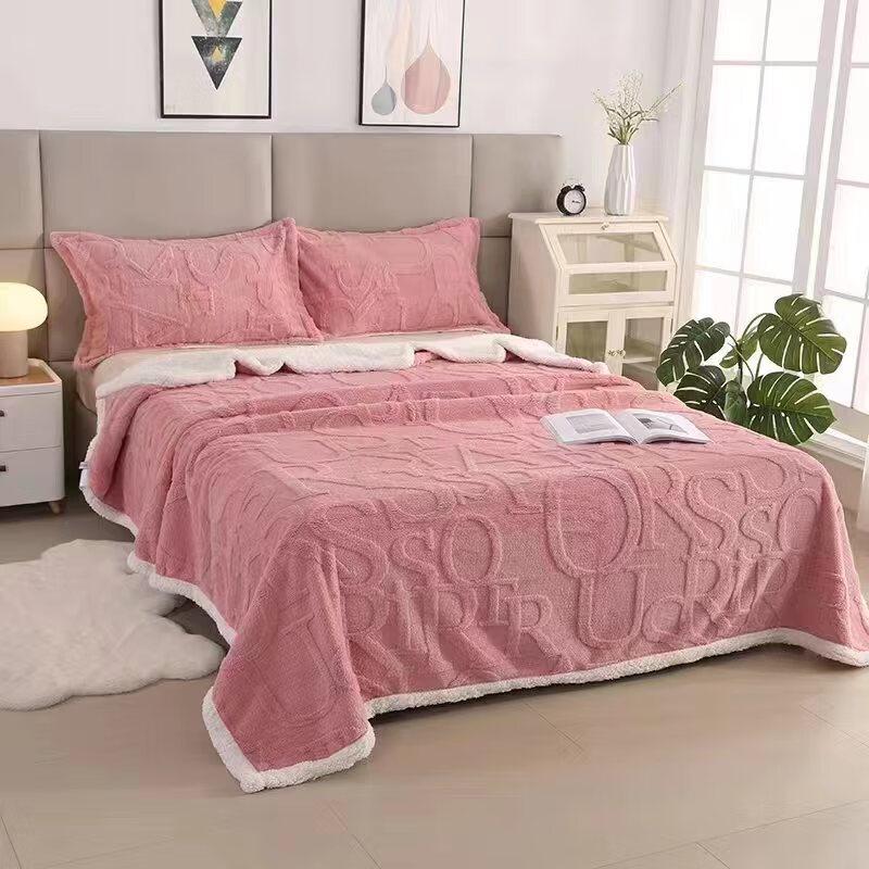 OEING English Letter Tufted Fleece Blanket 200*230
OEING English Letter Tufted Fleece Blanket 200*230